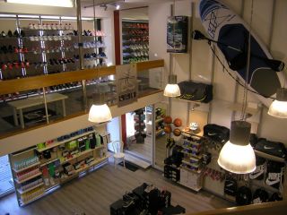 Der neue Eingangsbereich mit Fitnessausrüstung, Bällen, SUPs, Zubehör und einen Blick auf die Laufschuhabteilung