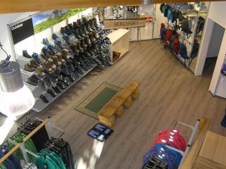 Nebenan, unsere Bergsportabteilung mit Wanderschuhen, Schlafsäcken, Wanderbekleidung und Wanderausrüstung