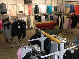 Im Obergeschoss finden Sie unsere Abteilung für Fittness- und Laufbekleidung ...